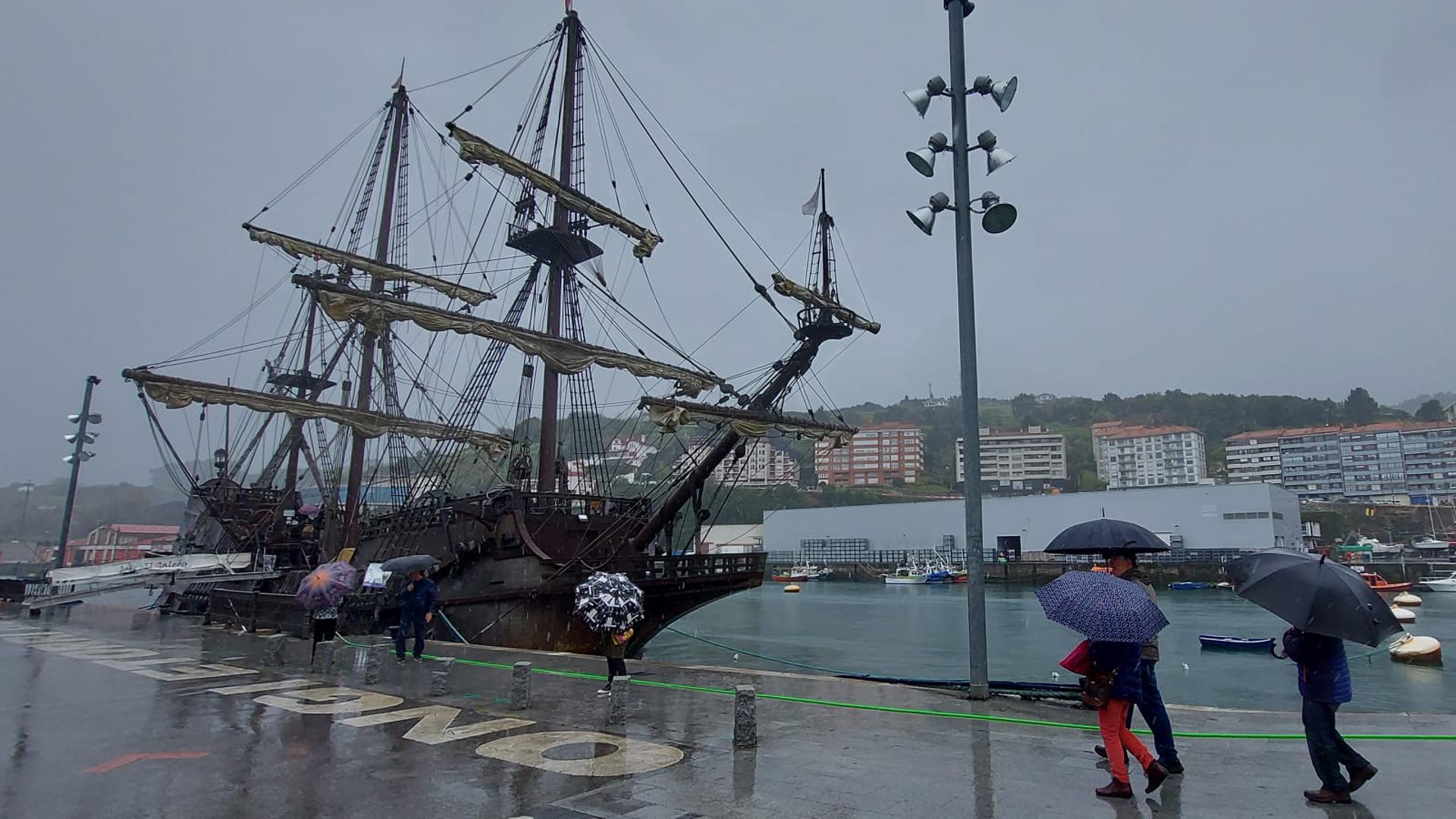 El galeón 'Andalucía' atraca en el puerto de Bermeo | El Correo